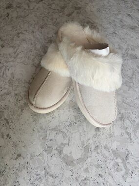 NWT. LOFT. Faux-Fur Lined Women’s Slip-On Slippers. Size Medium.